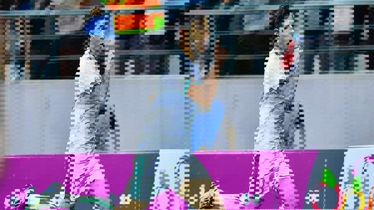 نقل لاعب الطلبة العراقي للمستشفى بعد تعرضه لإصابة خطيرة بالرأس (صور)