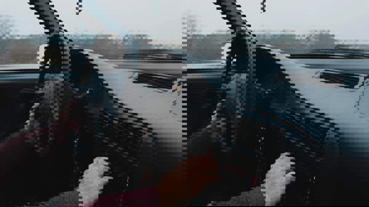 رجل يكسب رزقه من الاعتراف بجرائم غير متوقعة