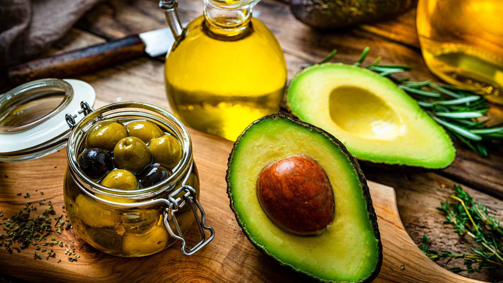 زيت الزيتون أم زيت الأفوكادو.. أيهما الأفضل لصحتك؟