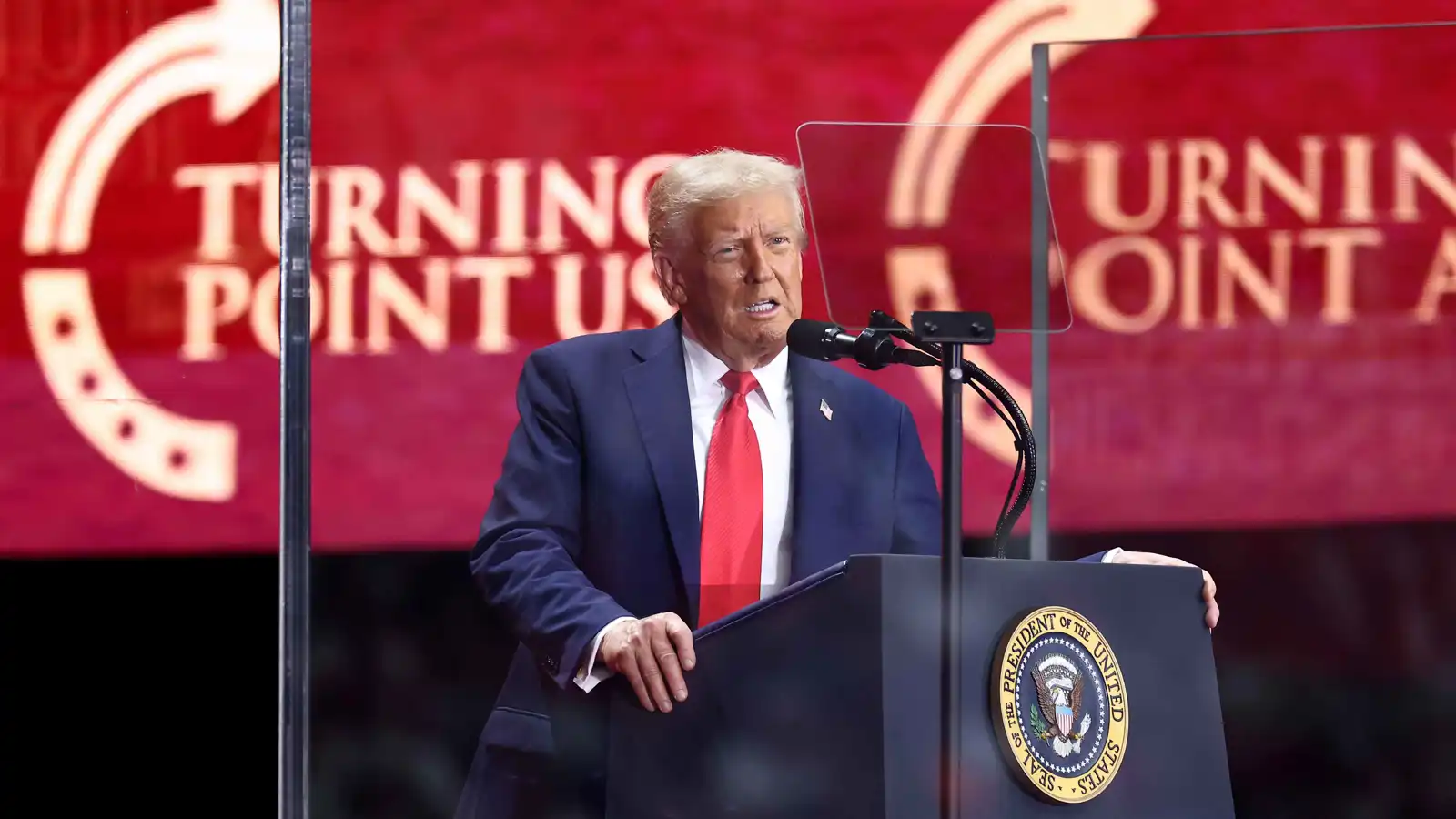 "عملاق الجيل".. ترامب يرثي تشارلي كيرك في مراسم التأبين