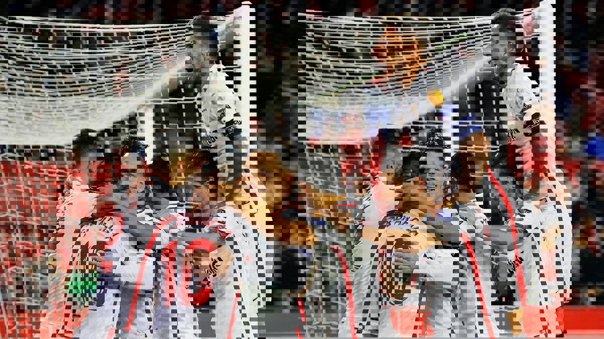 إشبيلية يهزم جيرونا ويرافق نادي برشلونة في صدارة ترتيب الدوري الإسباني