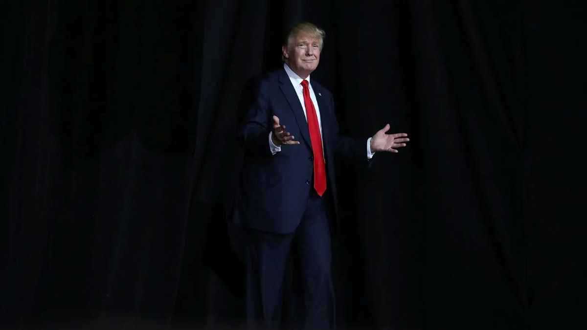 ترامب "يقتحم" حفل زفاف ويشيد بوسامة العروسين (فيديو)