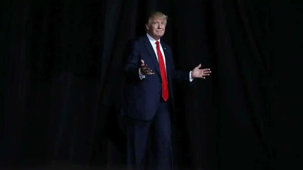 ترامب "يقتحم" حفل زفاف ويشيد بوسامة العروسين (فيديو)