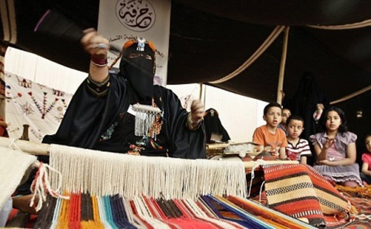 جمعية نسائية سعودية تحوّل الحرف اليدوية إلى مصدر ربح