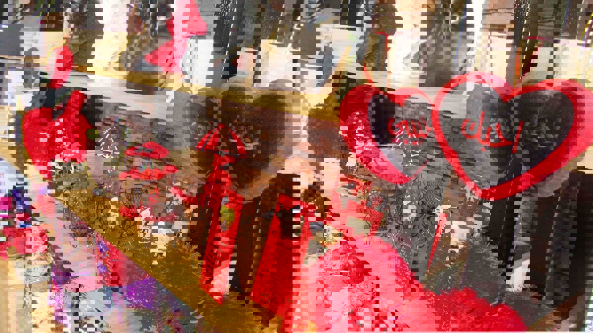 عيد الحب في زمن الحوثيين.. اعتقال شباب وشتم فتيات وحلق رؤوس بصنعاء