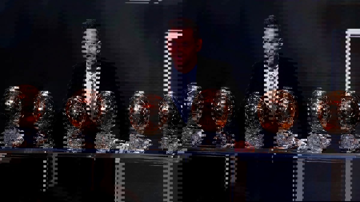 سباق الكرة الذهبية.. ميسي يتصدر ومحمد صلاح في مركز متقدم