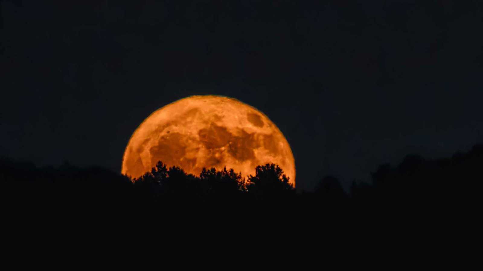 "القمر الدموي" يلوّن السماء.. خسوف كلي يترقبه عشاق الفلك الأحد