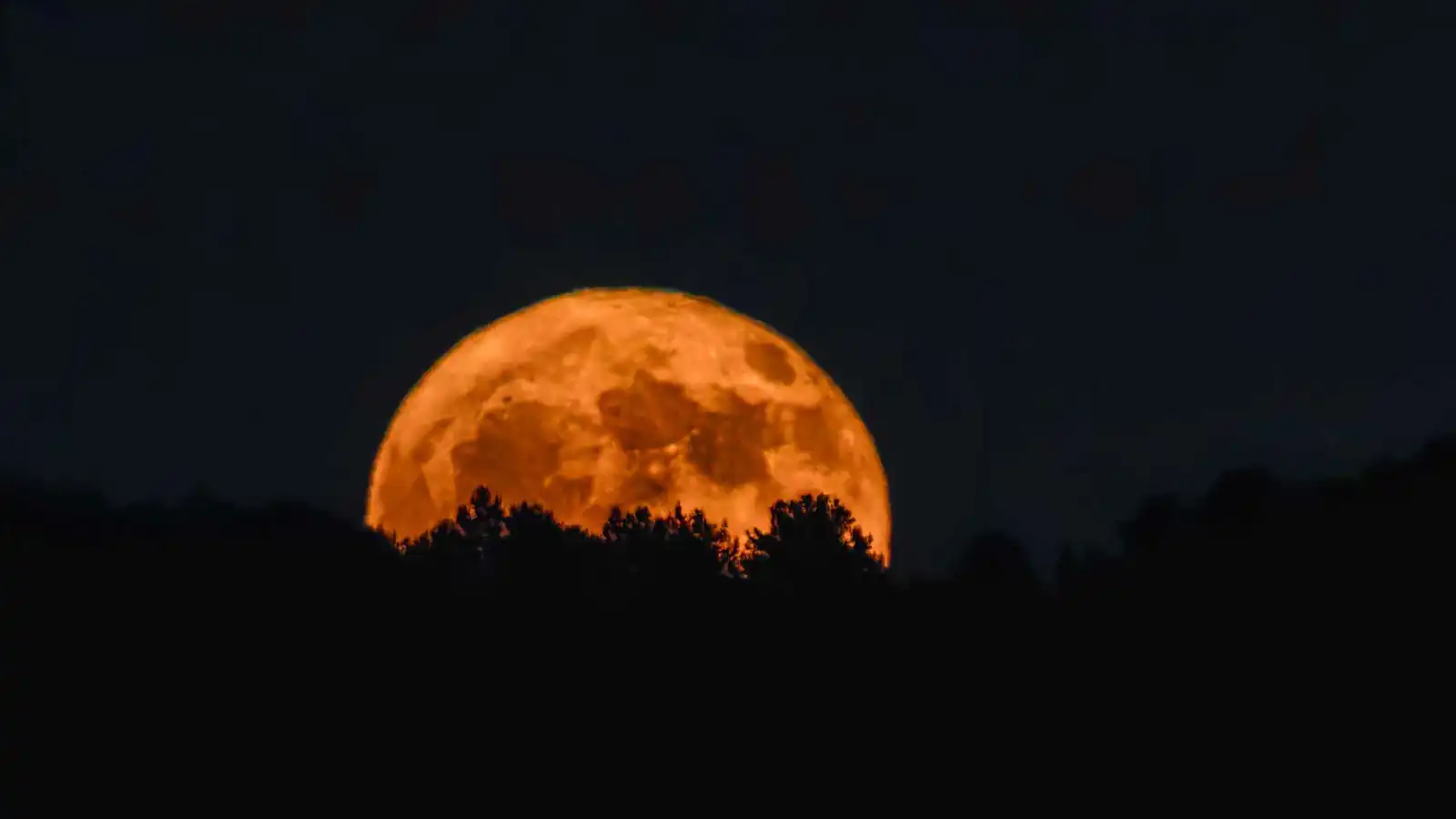 "القمر الدموي" يلوّن السماء.. خسوف كلي يترقبه عشاق الفلك الأحد