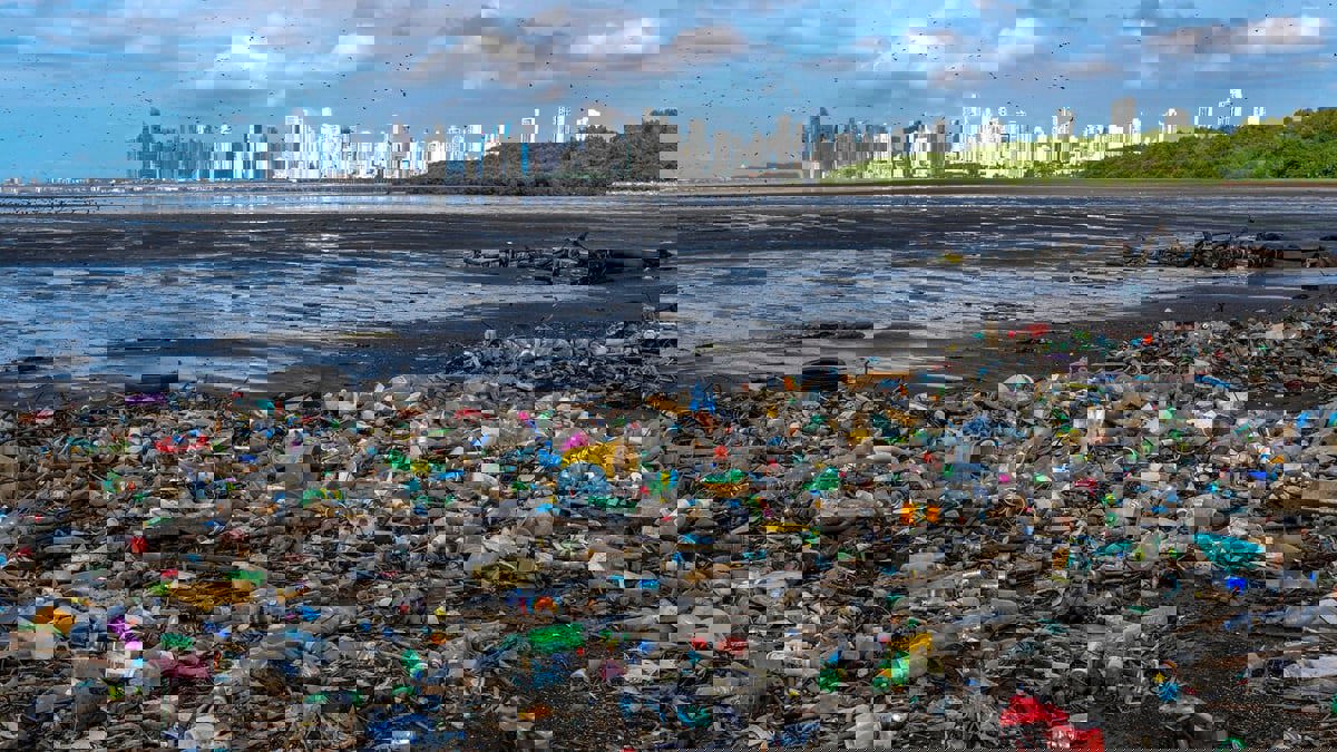 تقنية تسرع تحلل المواد البلاستيكية بالأشعة فوق البنفسجية