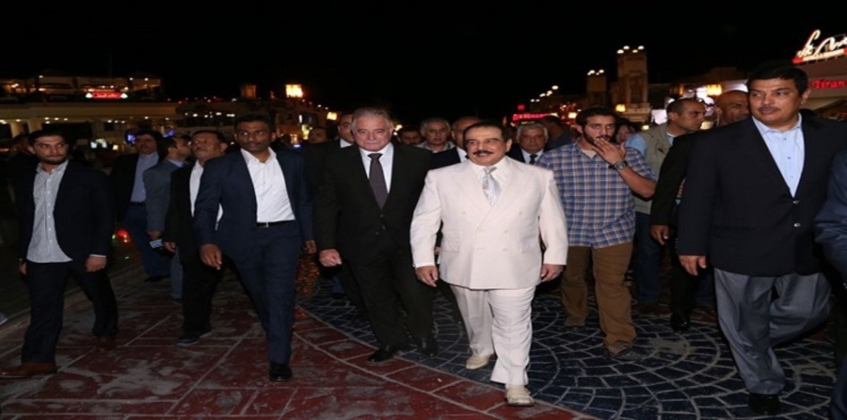 العاهل البحريني يتجوّل سائحًا في شرم الشيخ (صور)