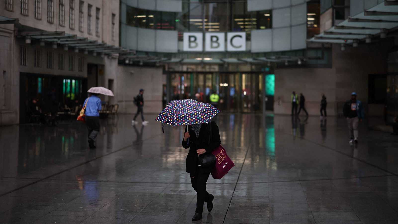 الاعتذار أو دفع مليار دولار.. ترامب يصعّد ويمهل "بي بي سي" حتى الجمعة