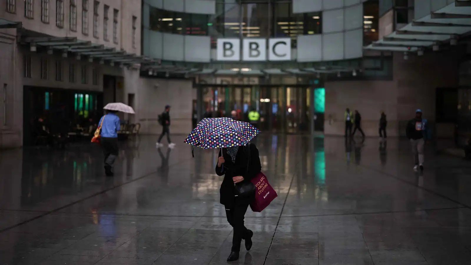 الاعتذار أو دفع مليار دولار.. ترامب يصعّد ويمهل "بي بي سي" حتى الجمعة