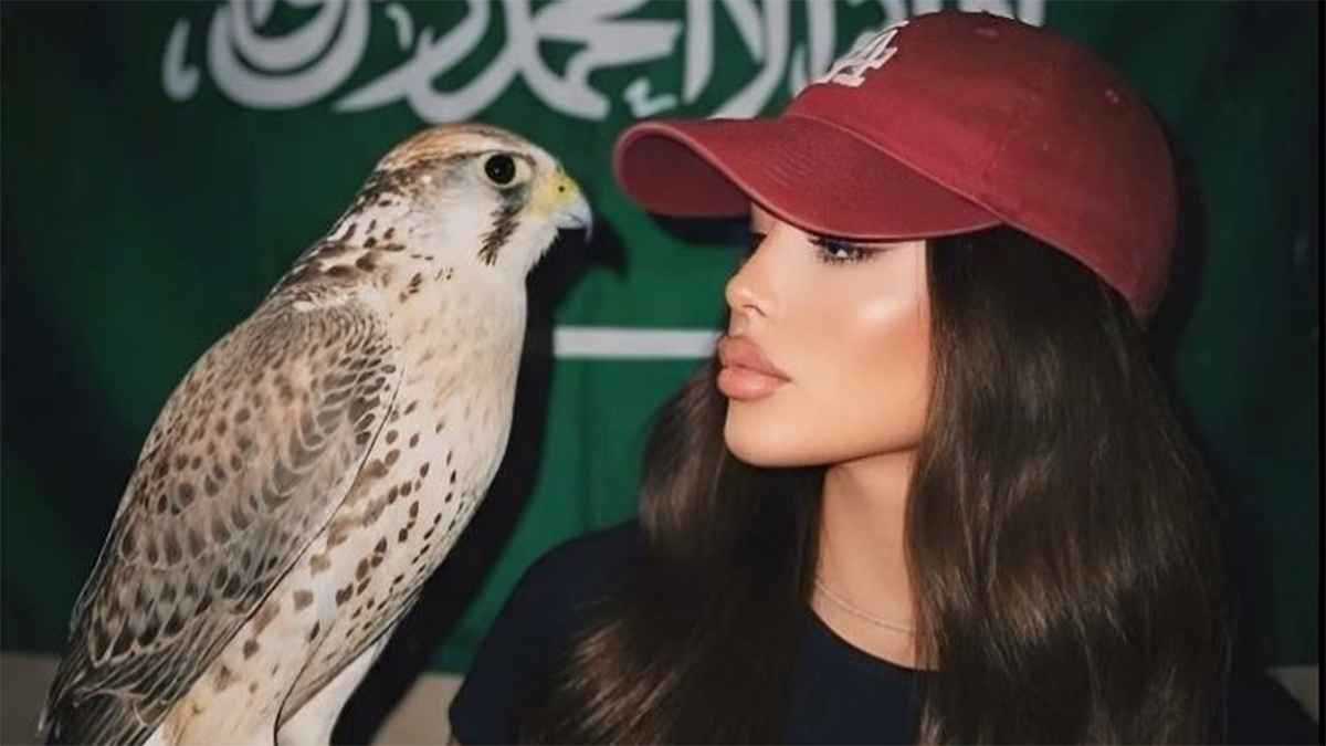 بصقر ومقاطع فيديو.. زوجة نجم النصر تحتفل باليوم الوطني السعودي (شاهد)