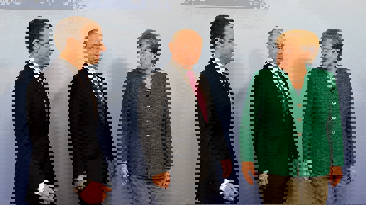 بوتين وميركل وماكرون يبحثون الوضع في أوكرانيا باتصال