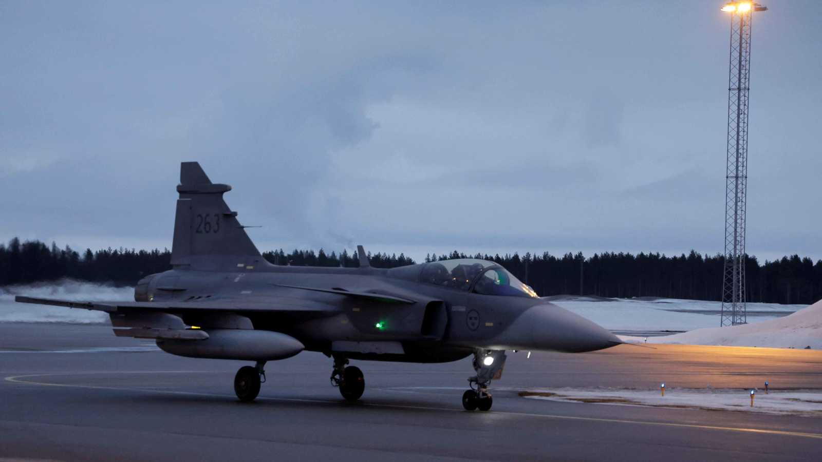 بعد إف-16 وميراج.. أوكرانيا تواجه روسيا بمقاتلة "غريبن" السويدية