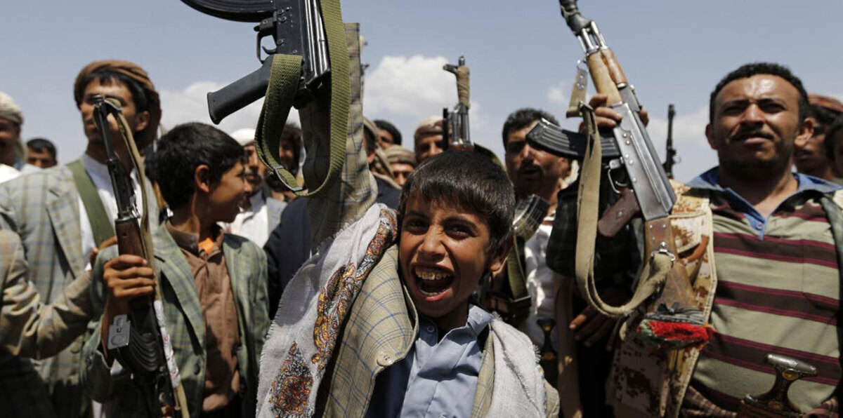 التحالف يسلم الشرطة اليمنية 27 طفلًا زج بهم الحوثيون إلى جبهات القتال (فيديو)