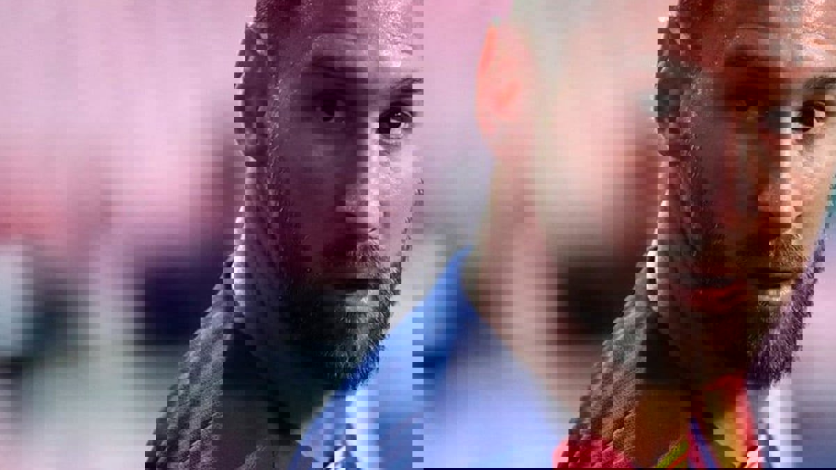 صحفي أرجنتيني يتحدث عن تحول في موقف ميسي: سيبقى ليخرج من الباب الكبير