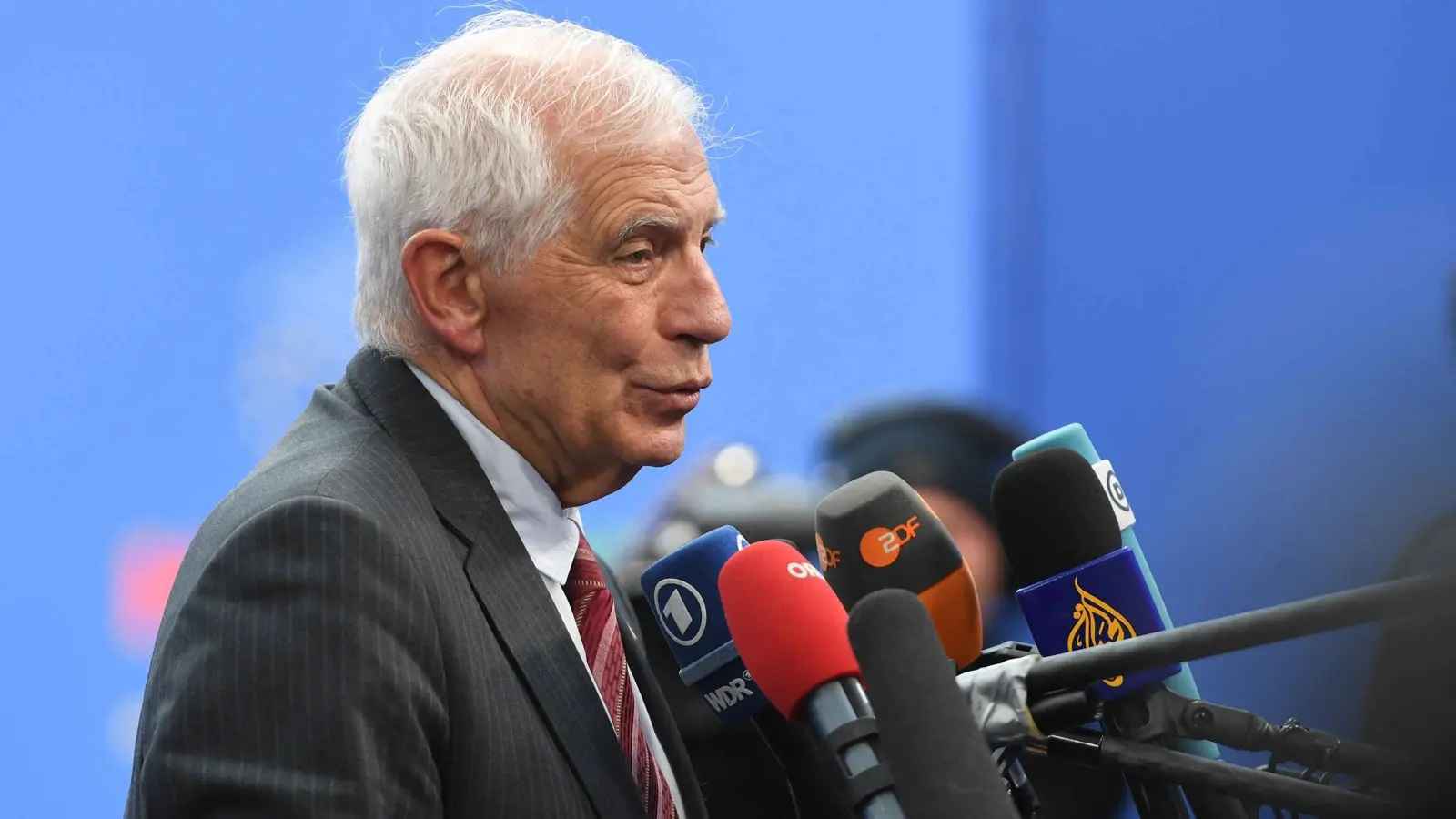 لبنان على "شفير الانهيار".. بوريل يطالب بقبول مقترح الهدنة الأمريكي