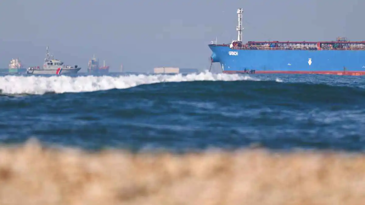 ستارمر يمنح الجيش البريطاني الإذن لاحتجاز سفن أسطول الظل الروسي