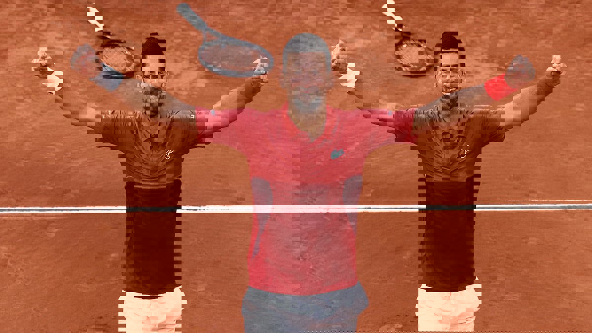 ديوكوفيتش يتحدى الإصابة ويهزم سيروندولو في رولان غاروس