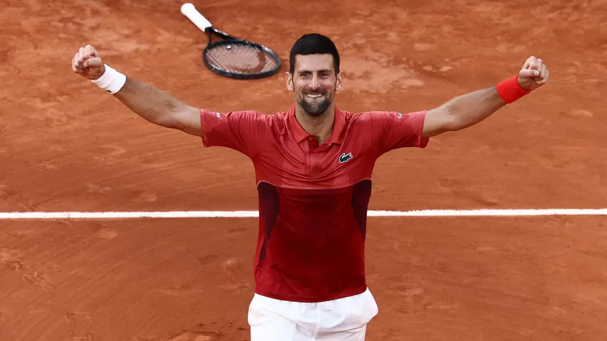 ديوكوفيتش يتحدى الإصابة ويهزم سيروندولو في رولان غاروس