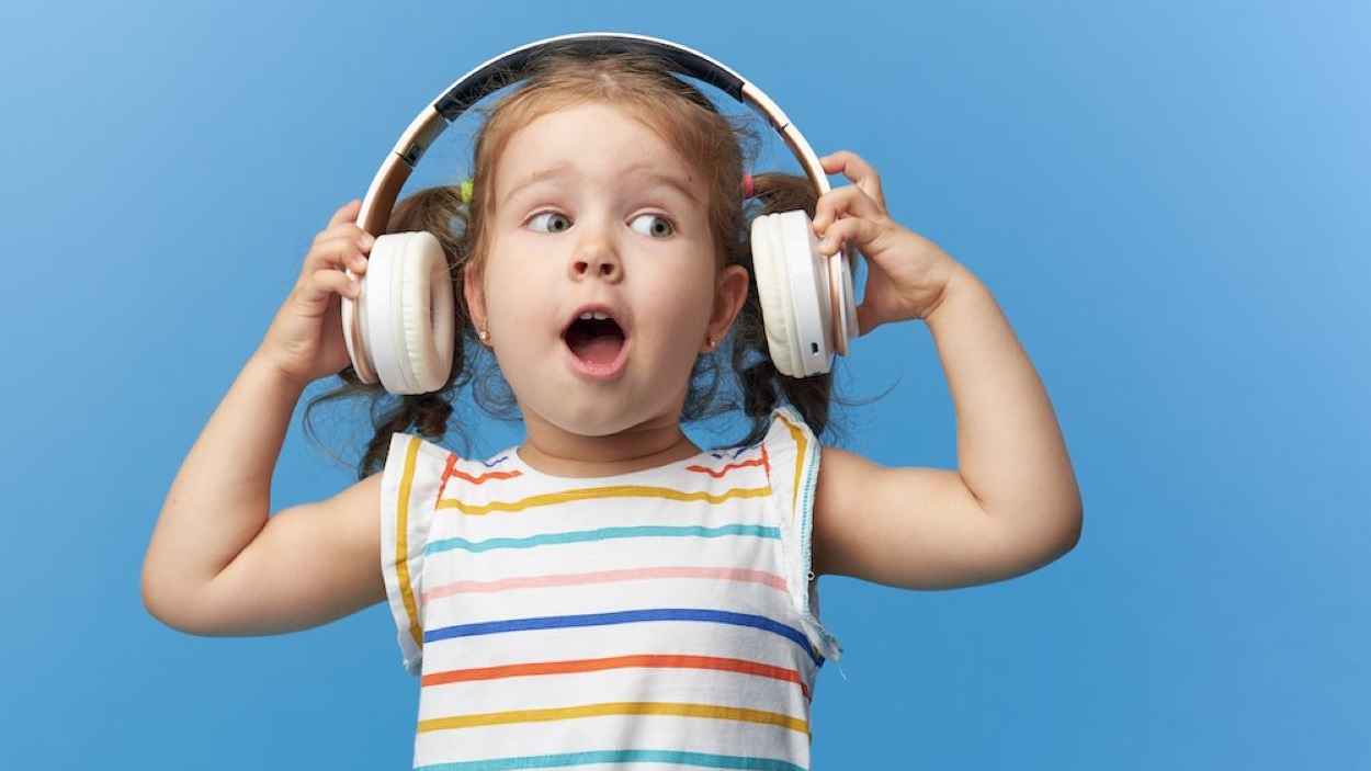 "أجهزة الاستماع".. هل تكون الحل لإبعاد الأطفال عن الشاشات؟