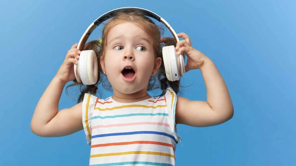 "أجهزة الاستماع".. هل تكون الحل لإبعاد الأطفال عن الشاشات؟