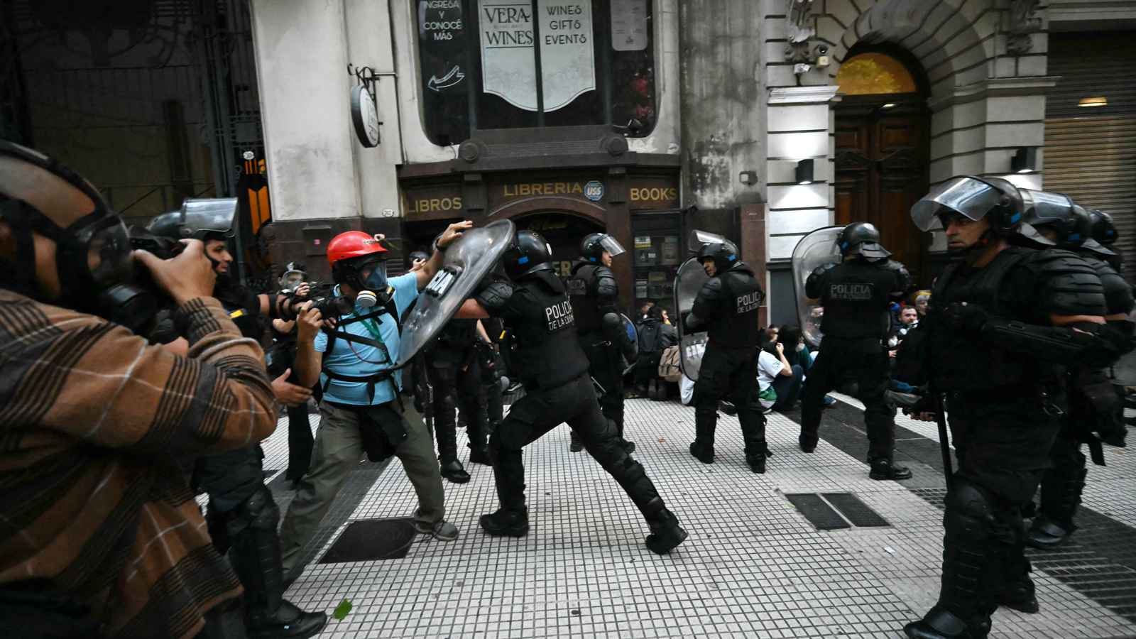 صدامات دامية بين الشرطة ومتظاهرين في بوينس آيرس (فيديو)