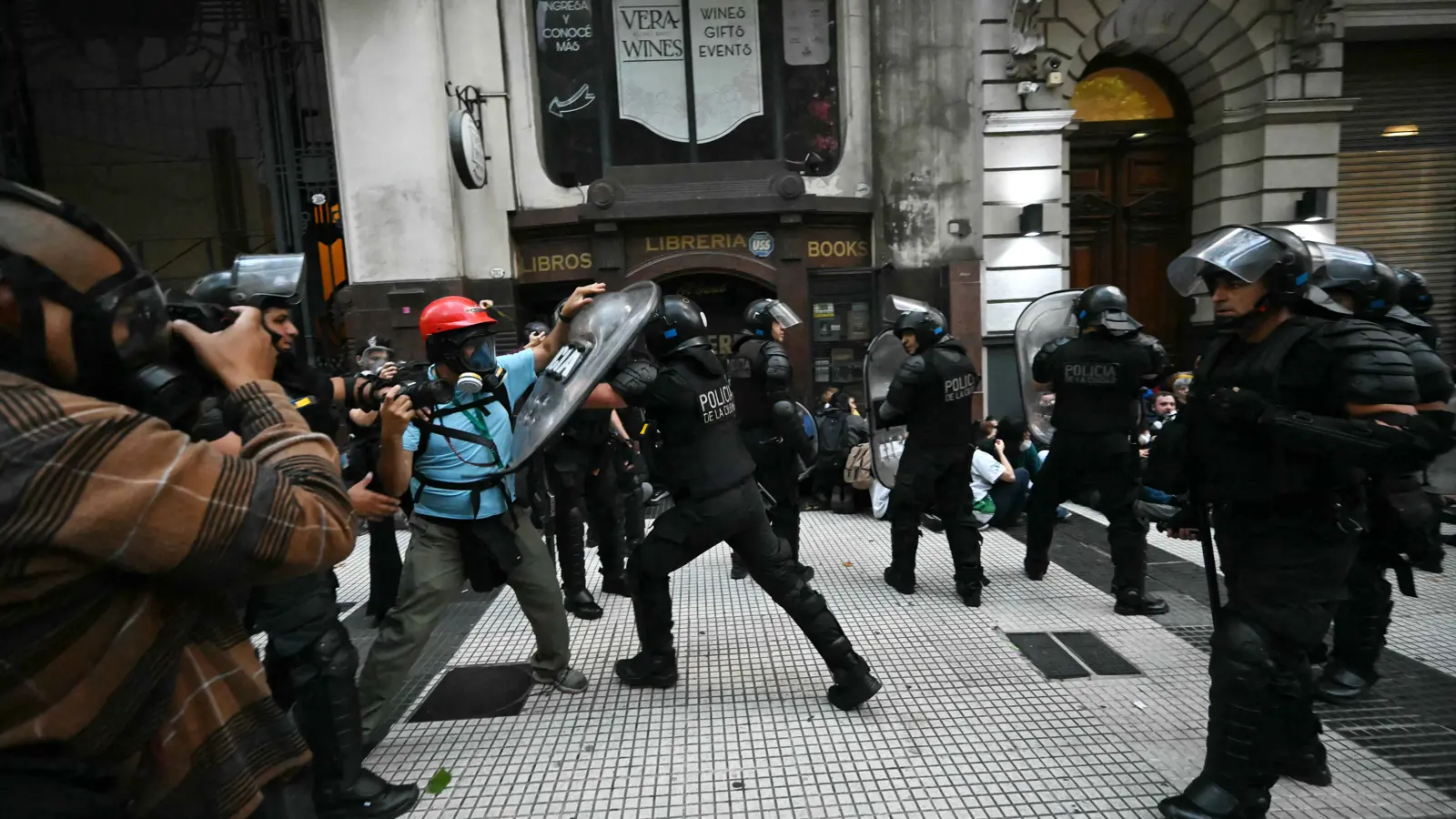صدامات دامية بين الشرطة ومتظاهرين في بوينس آيرس (فيديو)