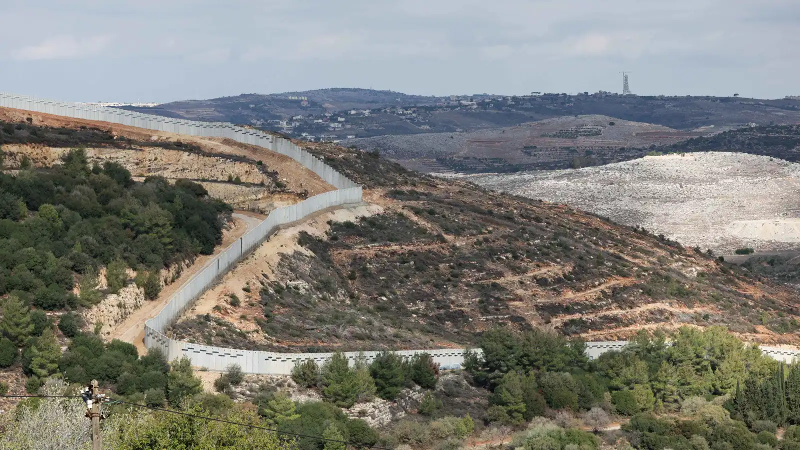 جدار خرساني‎ إسرائيلي يتجاوز "الخط الأزرق" وينتهك الأراضي اللبنانية