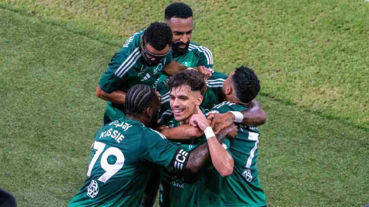 بنسبة إعادة بيع ضخمة.. نجم الأهلي السعودي ينتقل إلى بورتو