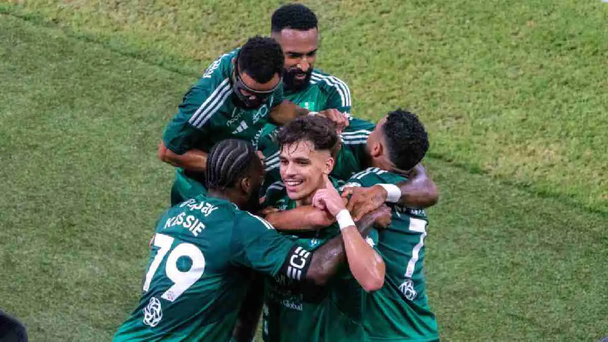 بنسبة إعادة بيع ضخمة.. نجم الأهلي السعودي ينتقل إلى بورتو