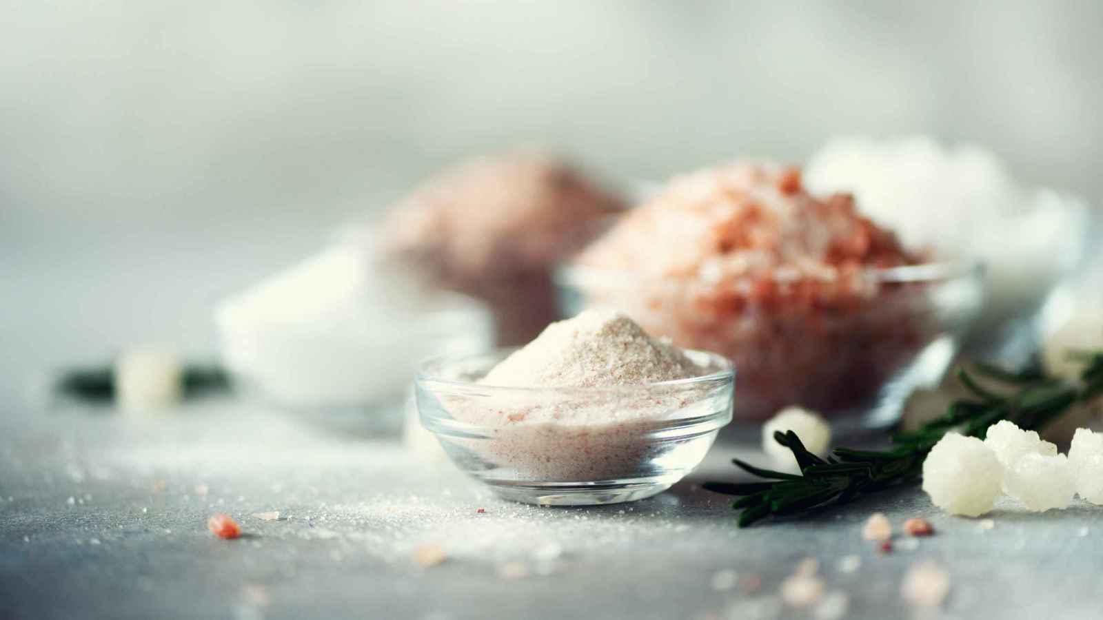 الملح ليس عدواً دائماً.. خفض استهلاكه قد يكون أكثر خطورة