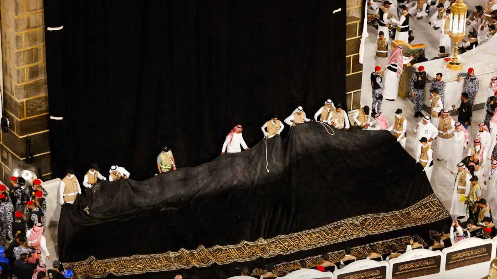 السعودية.. أول مشاركة نسائية في تغيير كسوة الكعبة المشرفة (صور)