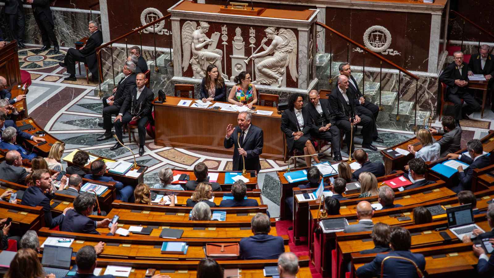 وسط عواصف واضطرابات عالمية.. الحكومة الفرنسية مهددة بالسقوط