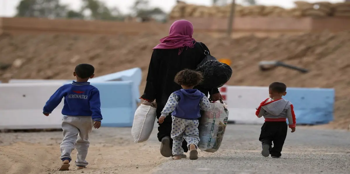 مدنيون في ريف دير الزور  يفرون سيرًا على الأقدام من المعارك والغارات‎