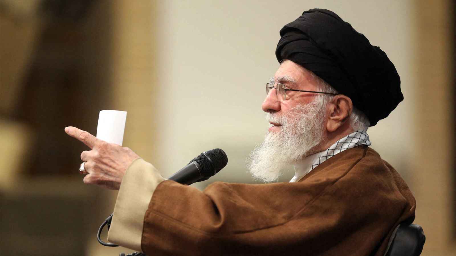 خامنئي يتوعد بـ"سحق" القواعد الأمريكية في سوريا