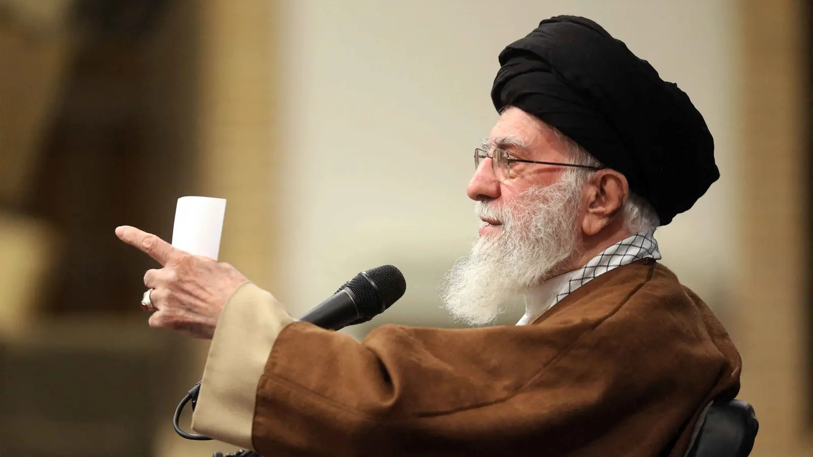 خامنئي يحذر من بقاء أمريكا في العراق وحلّ "الحشد الشعبي"