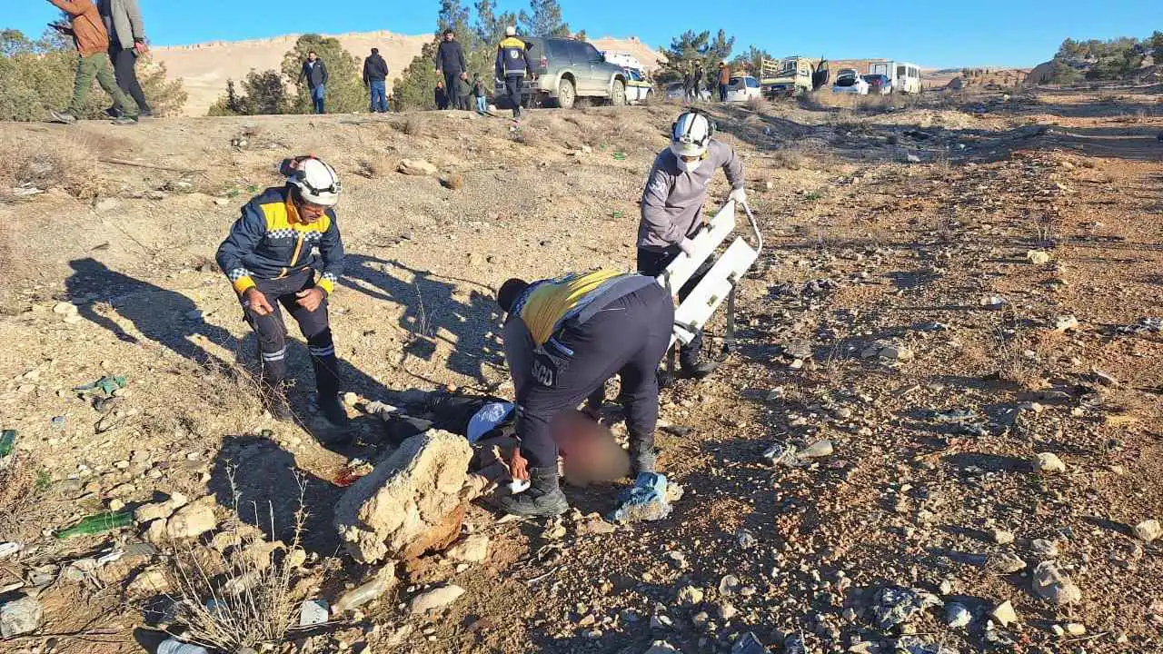 وفاة 4 طلاب بحادث انقلاب حافلة في سوريا (صور)