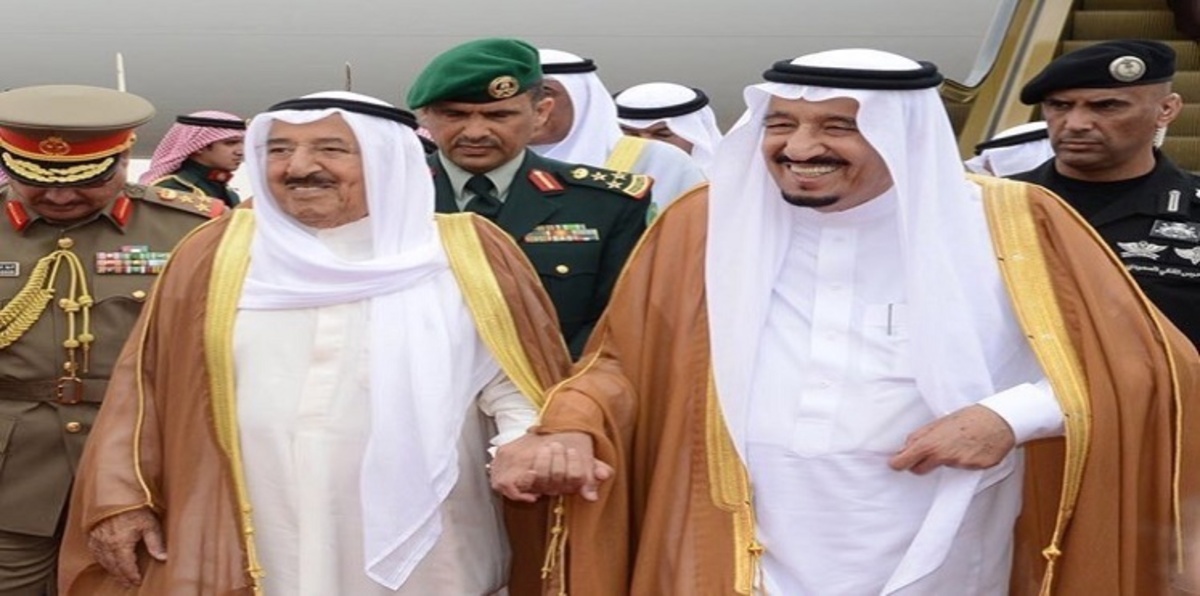 بالفيديو.. الملك سلمان يشارك أمير الكويت رقصة "العرضة" لحظة وصوله البلاد