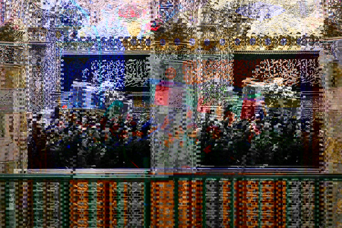 في خطوة نادرة.. صحيفة إيرانية تنتقد "الإفراط" في تمجيد رئيسي ومرافقيه(فيديو)