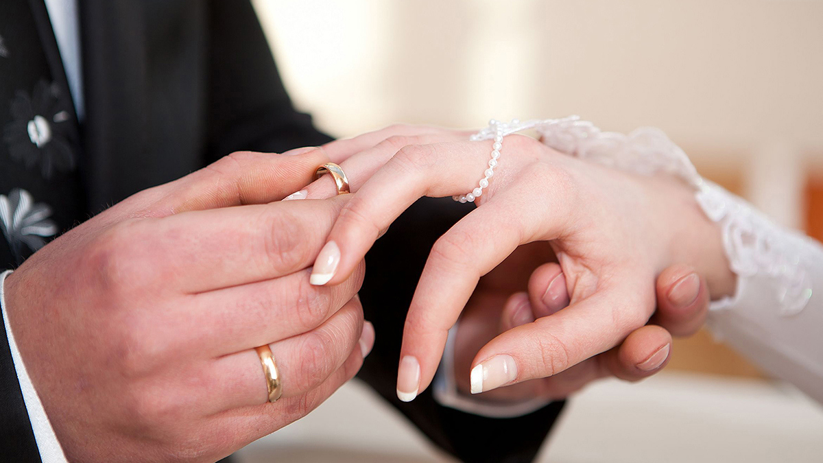 عروسان في مصر يثيران الجدل بحفل زفافهما الغريب (فيديو)