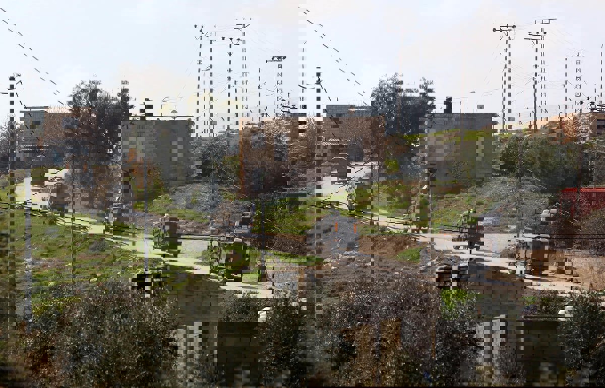 فلسطينية تعتلي مدرعة إسرائيلية لمنع اعتقال طفليها في سنجل (صور)