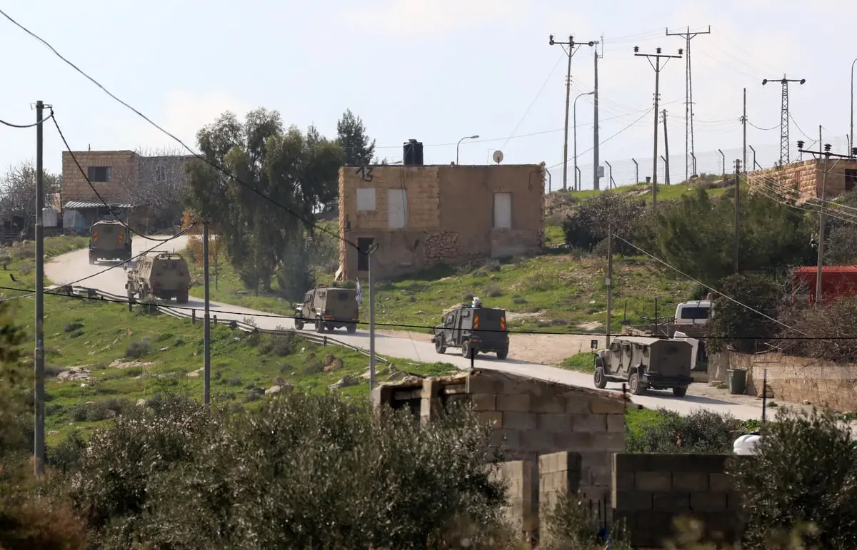 فلسطينية تعتلي مدرعة إسرائيلية لمنع اعتقال طفليها في سنجل (صور)