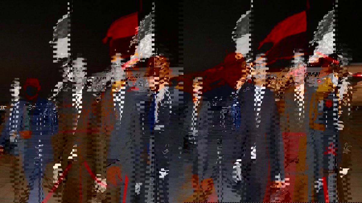 رئيس الوزراء اليمني يصل إلى القاهرة في زيارة رسمية