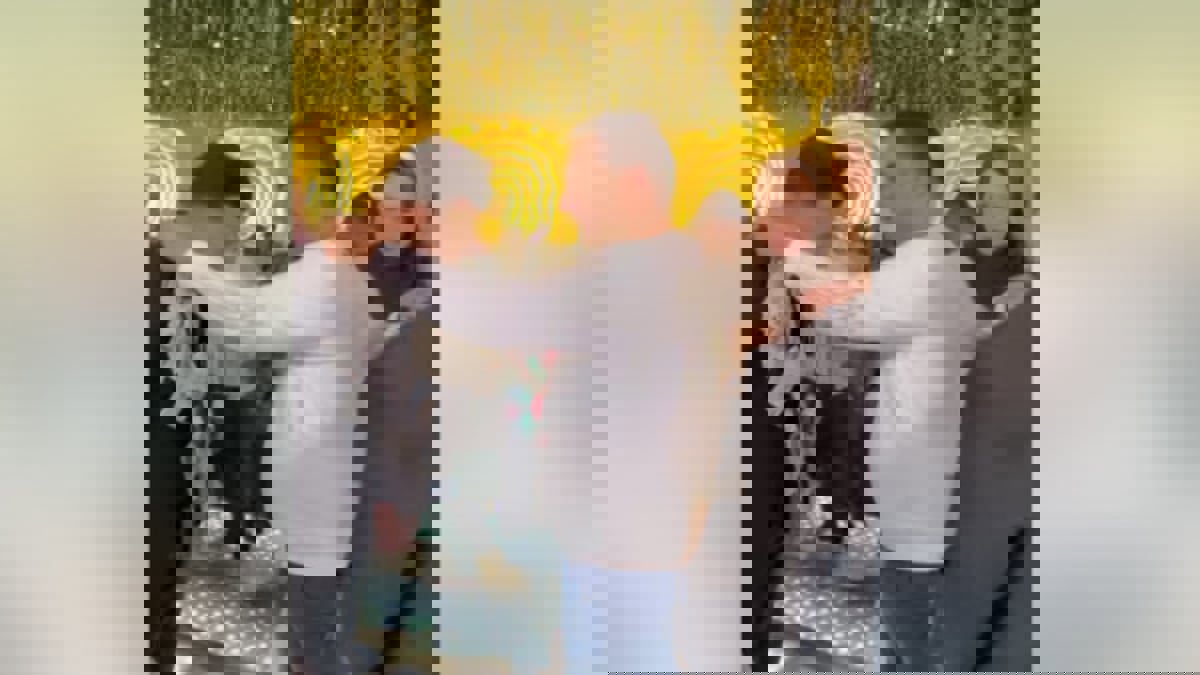 مصر.. مدير يهدي موظفًا 4 قلائد من الأوراق النقدية في حفل زفافه (فيديو)