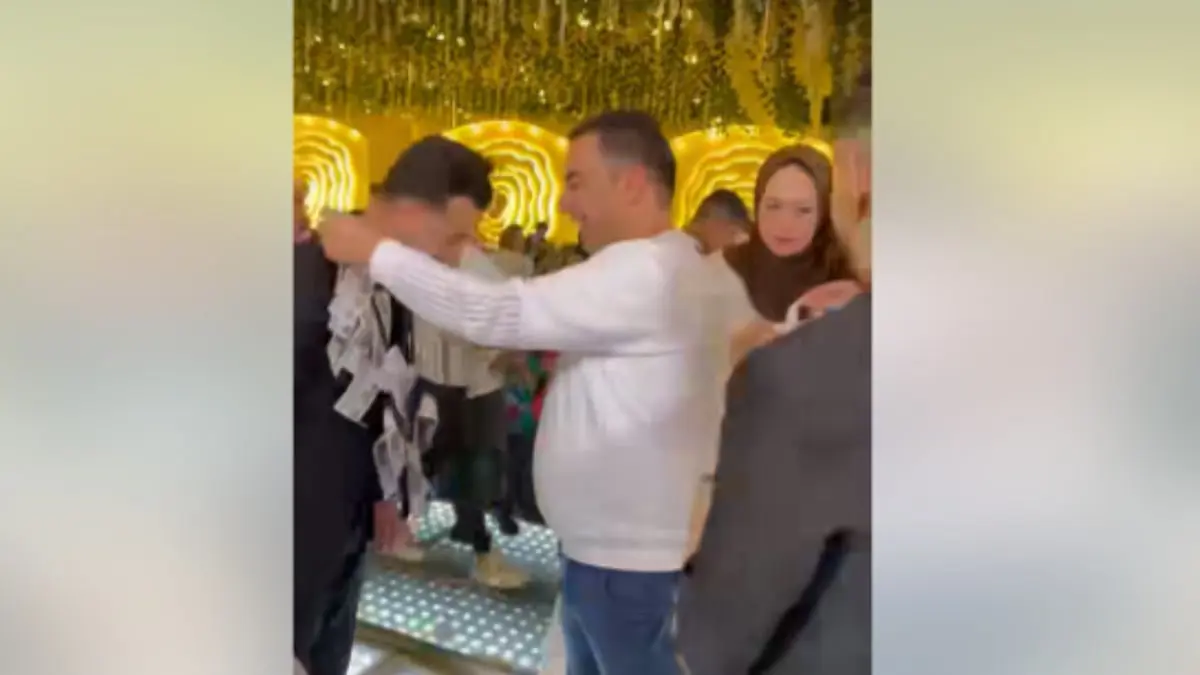 مصر.. مدير يهدي موظفًا 4 قلائد من الأوراق النقدية في حفل زفافه (فيديو)