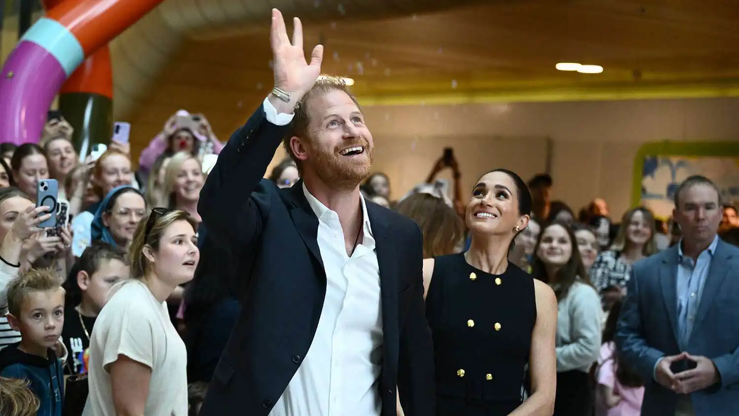 هاري وميغان يحييان إرث الأميرة ديانا بزيارة مؤثرة (صور)