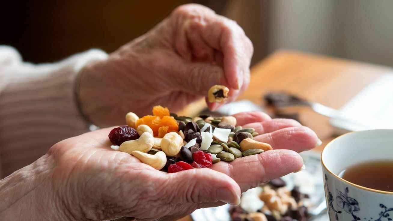 كيف يمكن للفواكه المجففة تعزيز مناعة كبار السن؟