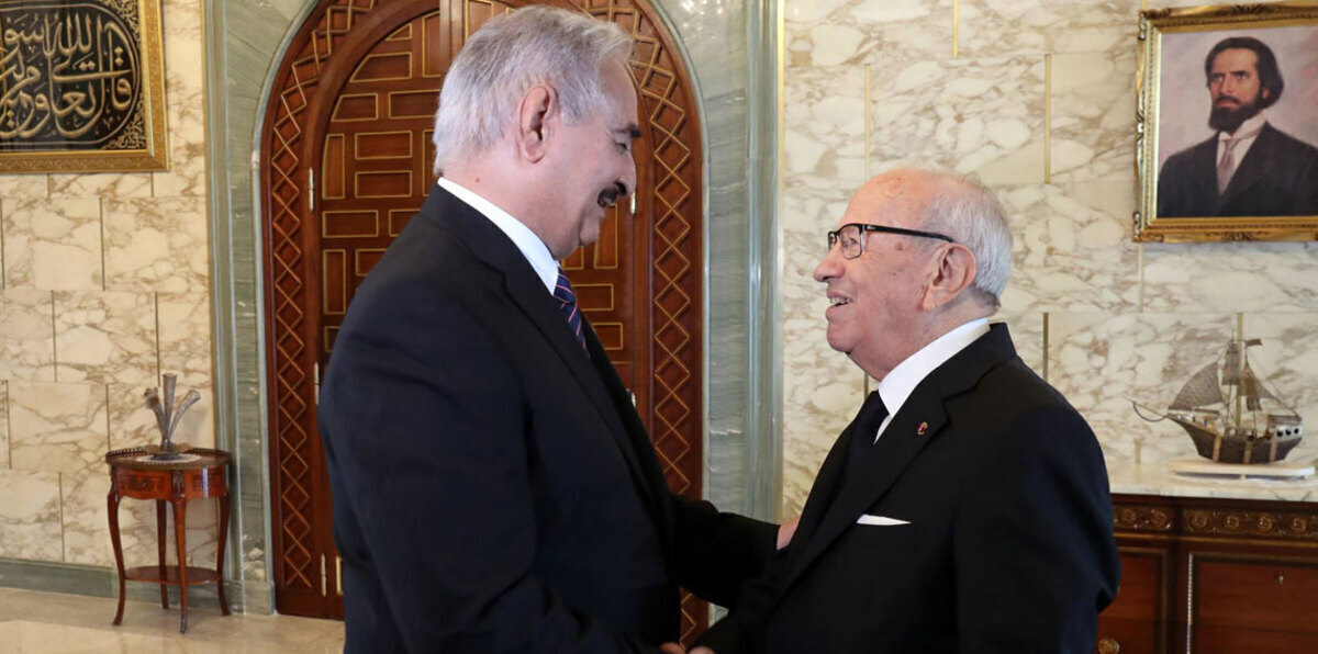 وسط احتفاء تونسي.. السبسي يحث حفتر على "الانصراف إلى بناء الدولة" (فيديو)